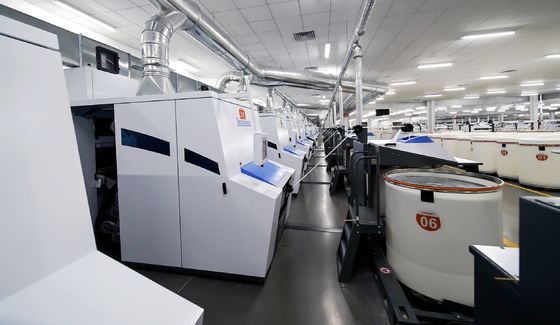 재사용 폴리에스터 비스코스 혼합 고 트위스트 원시 가재 835TPM 직물 및 넥팅